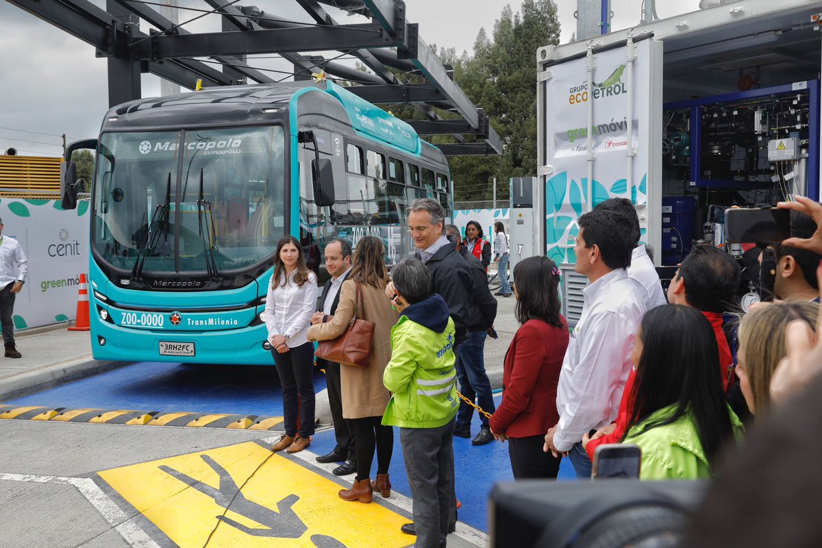 IreneVelezT's tweet photo. Desde el #GobiernoDelCambio y de la mano con @ECOPETROL_SA, seguimos materializando la #TransiciónEnergéticaJusta. Ya trabajamos para que otros vehículos de las mismas características, rueden por las principales ciudades del país propulsados por hidrógeno 100 % verde. https://t.co/Ov5Fon5p1o