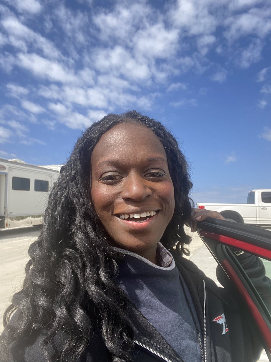TeiaBCollier's tweet photo. It’s a gorgeously almost Winter day!  #hereforit 🥰@TXAutoWriters #autoroundup23 https://t.co/q7tOC3w4lv