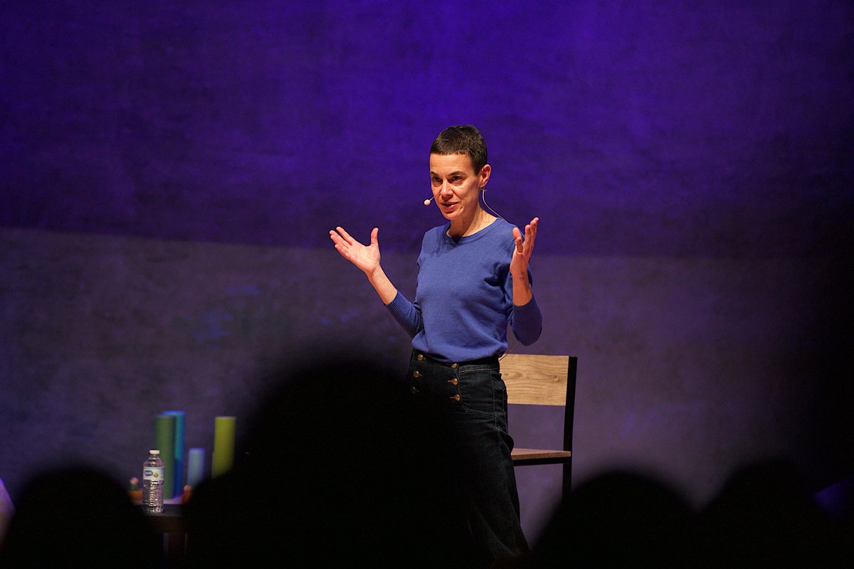 BCNeducadora's tweet photo. 🗣️ Sara Moreno (@SaraMorenoColom), sociòloga de la Universitat Autònoma de Barcelona especialitzada en gènere i cures: "fem un model molt potent de cura comunitària de petita infància que serveixi de referent per a un model de cura de llarga durada”.

#jornadapetitainfànciaBCN https://t.co/kKLxzTSrmV