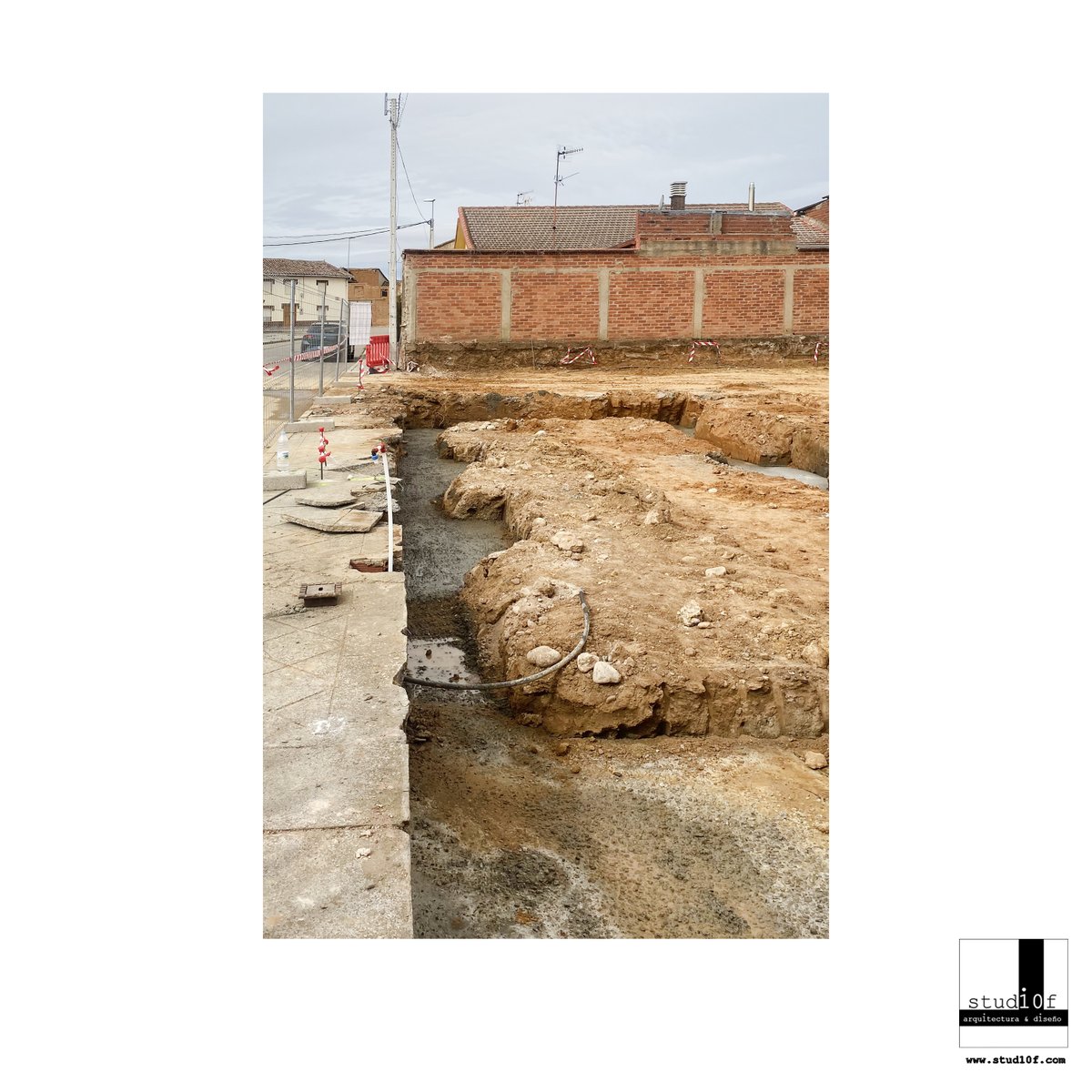 stud10f's tweet photo. VIVIENDA - PJ
✏️📐👷🏻‍♂️
La semana pasada arrancamos la construcción de la 'Vivienda PJ' con la ejecución de la cimentación a base de pozos (Firme -2,00 m). Se trata de una vivienda de una sola planta destinada a recreo en el casco urbano de #ToralDeLosGuzmanes. Os iremos contando... https://t.co/wmRIUJivMG