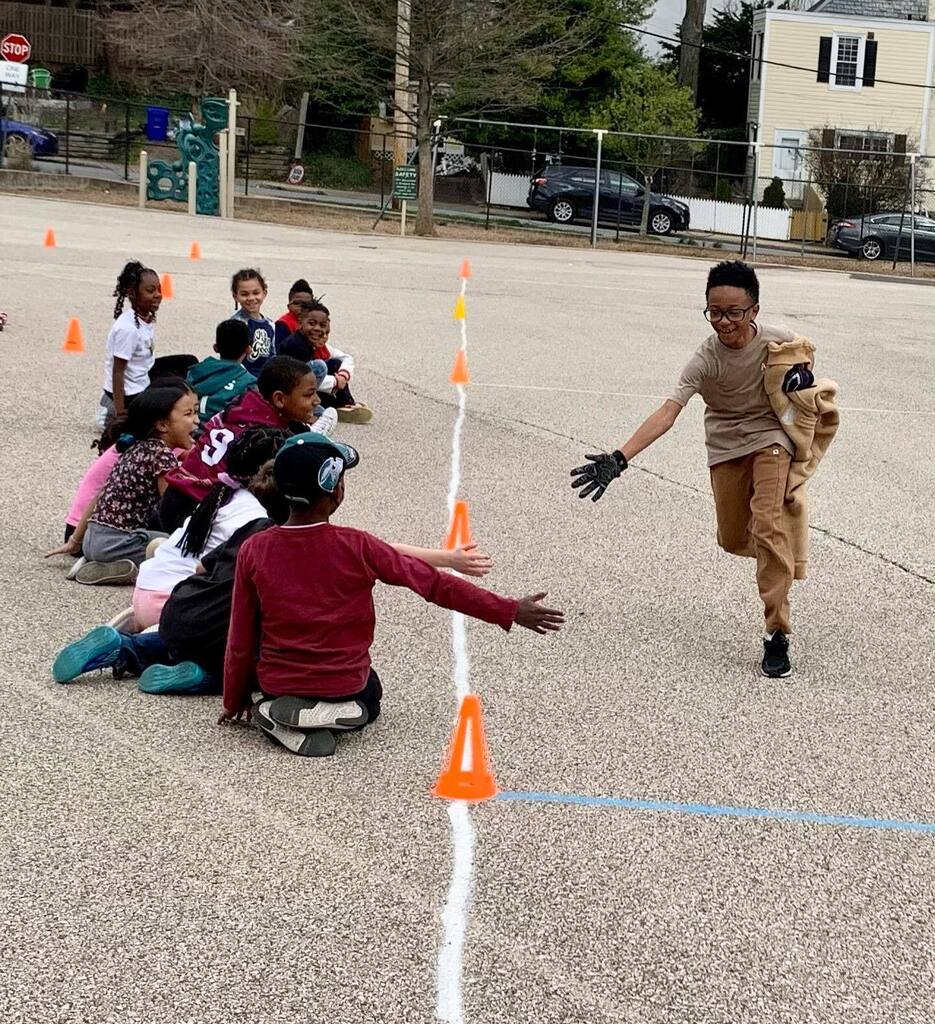 CSDMyersES's tweet photo. Today was the annual Second Grade Super Bowl! Under the leadership of Mr. Schmidt, the school was able to cheer on our student athletes as they demonstrated good sportsmanship and teamwork! Our very own Peace Shakers put on a great halftime performance f… https://t.co/l1TBi1K69z https://t.co/XcOcuWNimG