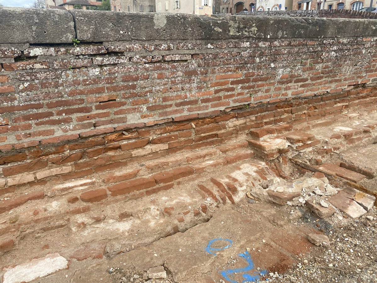 Chantier unique sur un pont millénaire inscrit sur la liste du Patrimoine Mondial, mais au fil des siècles, les Albigeois ont toujours pris leurs responsabilités et fait en sorte de préserver et transmettre leur patrimoine!
 🤩 Sublime Albi!
<a href="/ville_albi/">Ville d'Albi</a> 
<a href="/France_UNESCO/">La France à l'UNESCO</a> 
<a href="/Abfpm/">Abfpm</a>