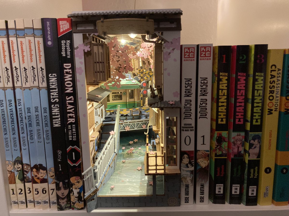 Haben gestern im Stream endlich das Book Nook fertigstellen können. 
Finde es ist richtig cool geworden! 
Hat auf jeden Fall Spaß gemacht das im Stream zu basteln. 😊