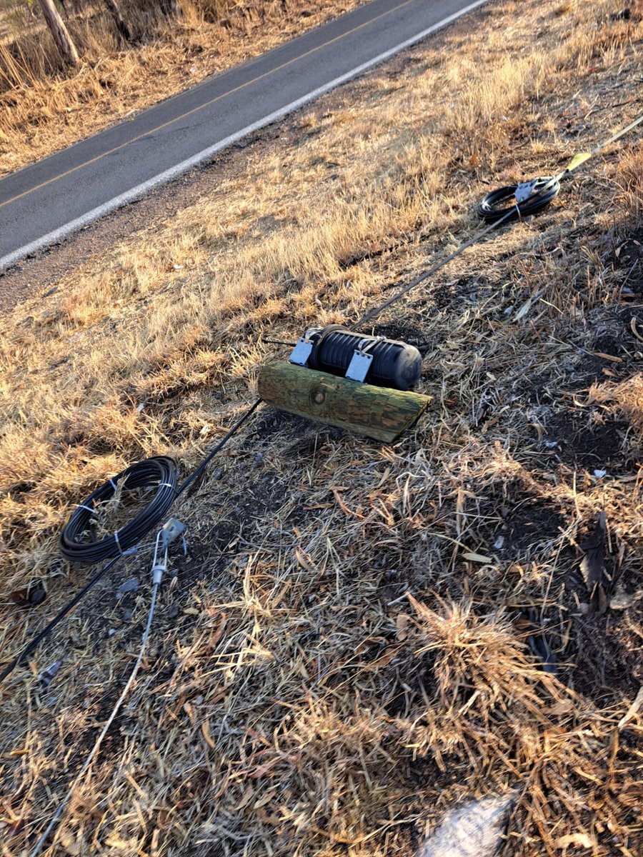 _carlosrb27's tweet photo. @TELMEXSoluciona @Telmex 
 alguien se robó su poste ya le dije a 3 de sus ejecutivos (Rosa B., Magdalena U., Roberto Q.)
Les dije que este incidente fue en el estado de Guanajuato sobre la carretera Comonfort -Neulta  en el kilómetro 4. Aclarando yo no tengo su servicio https://t.co/wxDRpaglkj