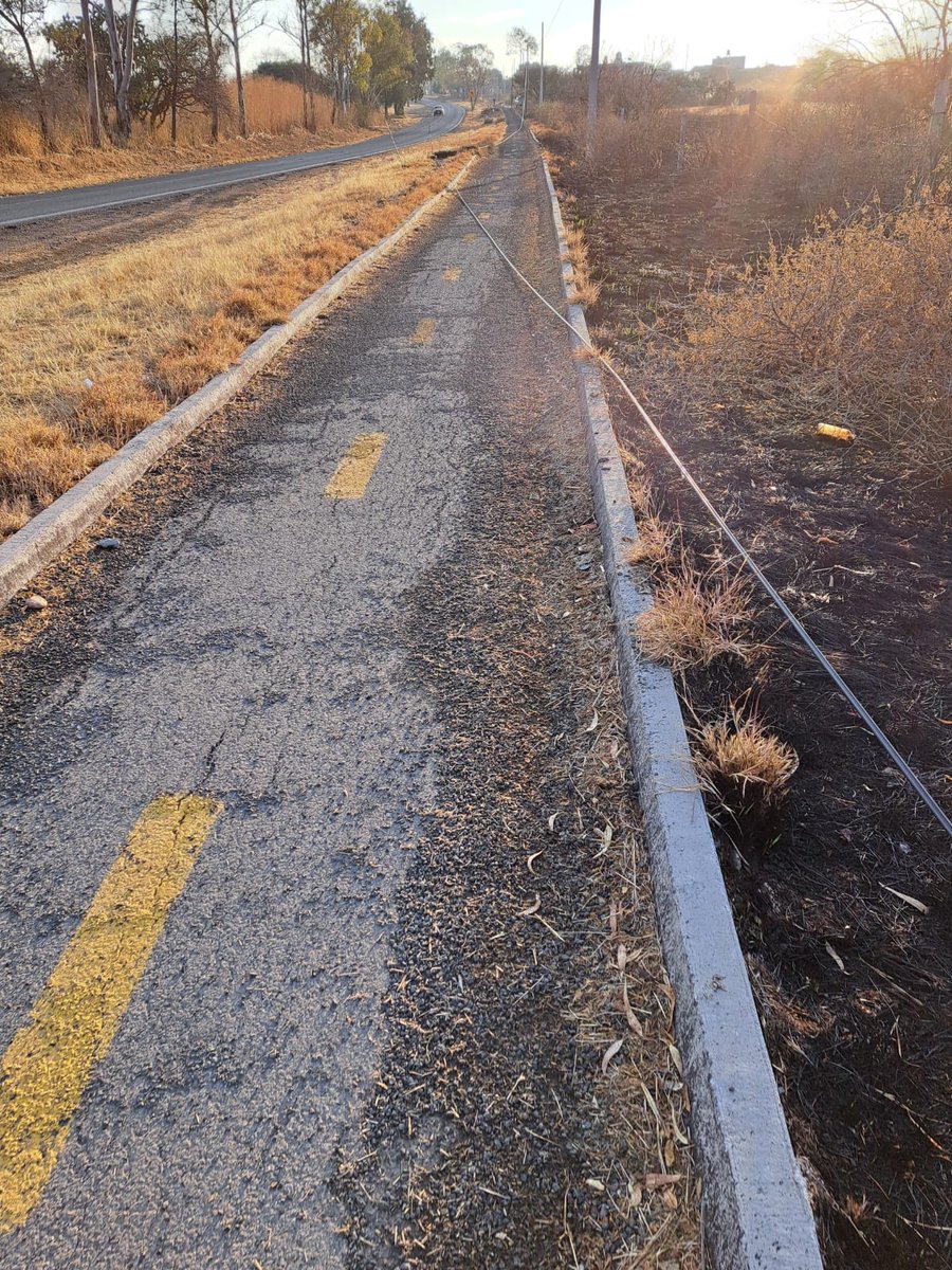 _carlosrb27's tweet photo. @TELMEXSoluciona @Telmex 
 alguien se robó su poste ya le dije a 3 de sus ejecutivos (Rosa B., Magdalena U., Roberto Q.)
Les dije que este incidente fue en el estado de Guanajuato sobre la carretera Comonfort -Neulta  en el kilómetro 4. Aclarando yo no tengo su servicio https://t.co/wxDRpaglkj