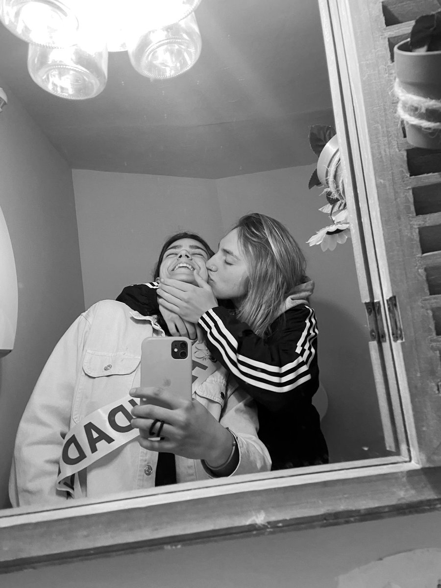 albamillan13's tweet photo. T'he vist de totes les maneres possibles i no et canviio per res del món. Perque ens seguim fent enfadar però ens seguim trobant. T'estimo anni cuniiiiiii 💛🐥 @AnnaMontserrat https://t.co/zBzFiEBor5