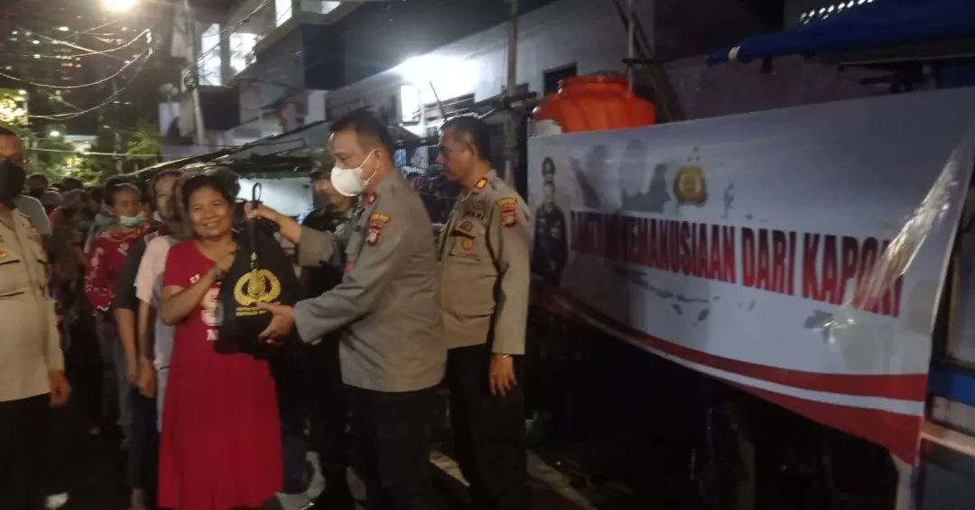 HumasPutih's tweet photo. Kapolsek Cempaka Putih Kompol Bernard B Saragih, S. Sos beserta anggota memberikan Bantuan Kemanusiaan dari Bapak Kapolri kepada masyarakat sebanyak 100 Box Paket Sembako di Pemukiman Warga Jl Cempaka Putih Timur IV, RT 05/07 ,Kelurahan Cempaka Putih Timur, Cempaka Putih, 27/3 https://t.co/JtG6W5pMou