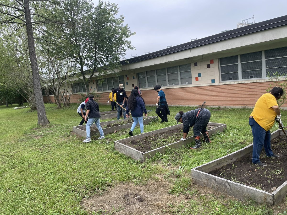 MagnetatDrew's tweet photo. We @Drew_AISD are providing our scholars with tools for sustainability that will last them a lifetime! Thank you @PVAMU and @mdanderson #bewellacreshomes #pvwellness #badgersinnovate #mathSCIENCE https://t.co/QzZz4Zpnht