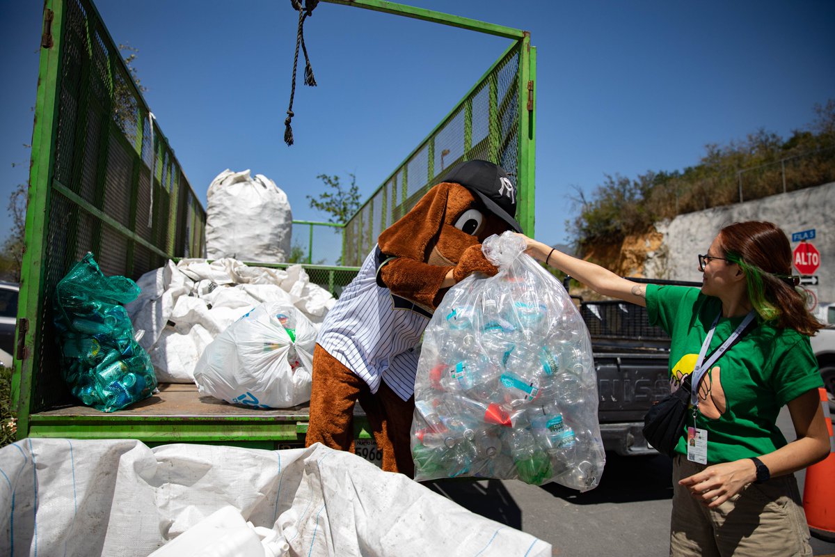 Perrosultan's tweet photo. ♻️🌎 Ya le aprendí a la maquina  🙈🚚 

 Así nos fue en el "Reciclaton Monterrey", donde estuvimos desechando y reciclando de manera segura y sostenible. https://t.co/Bk6Ca072SP