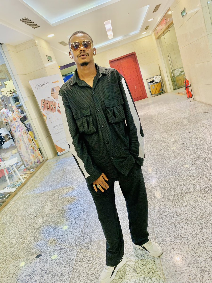 joachimneymarr's tweet image. Vous n’avez pas besoin d’être aimé de tout le monde alors détendez vous #Kinshasa #Formule7