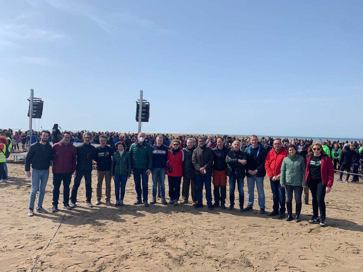 sommolde's tweet photo. Més de 2000 persones van dibuixar damunt l’arena de la fràgil barra del Trabucador, un SOS gegant per evidenciar que lo Delta vol, necessita i exigeix solucions!
No pararem ni baixarem la guardia, fins que al Delta s’actue de forma ferma i decidida!
LO DELTA DIU PROU!
#somdelta https://t.co/VPDBxkKH1i