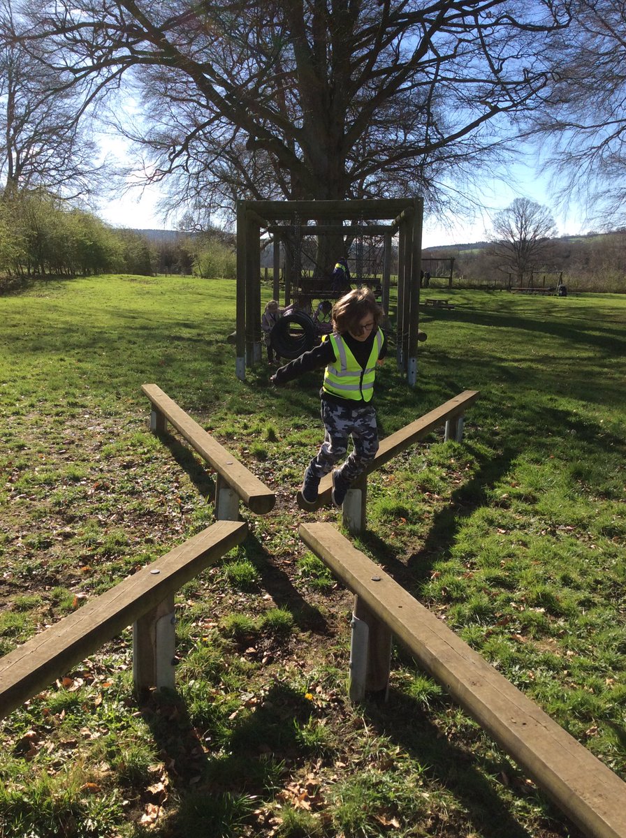 SPMVElm's tweet photo. 🏰What a beautiful day to explore Sudeley Castle! Elm Class made us proud today with their enthusiastic attitudes and good manners. 🏰 https://t.co/zuLhYOIUL8