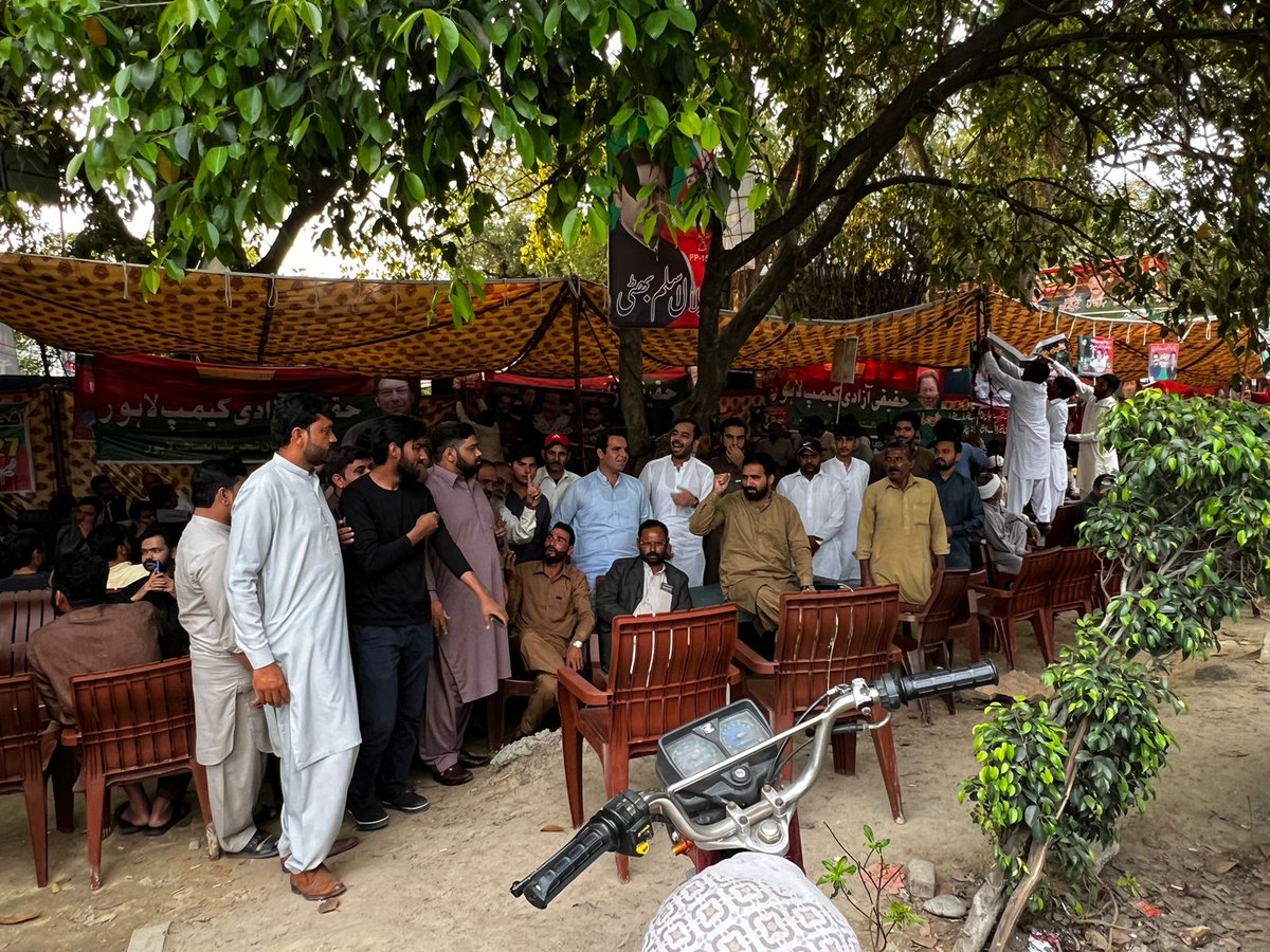 BllCreative's tweet photo. رکنا نہیں   جھکنا نہیں  

کپتان کا ٹائیگر بلال اسلم بھٹی امیدوار پی پی 157 اپنی ٹیم کے ہمراہ زمان پارک میں اپنے لیڈر عمران خان سے اظہار یکجہتی کیلئے موجود.

#عمران_خان_ہماری_ریڈ_لائن 
#بلال_اسلم_بھٹی_pp157_انشاءاللہ_mpa
#عمران_خان_کی_جان_کو_خطرہ
#SupremeCourt https://t.co/EuJRhM421Z
