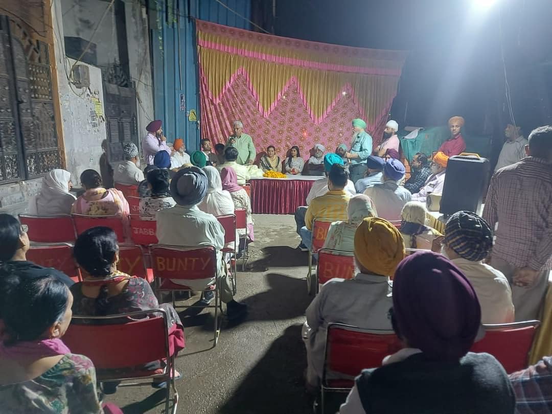 Dhanwati4AAP's tweet photo. राजौरी गार्डन विधानसभा के वार्ड 097 के संत नगर में मोहल्ला सभा का आयोजन कर मनीष सिसोदिया और सत्येंद्र जैन की गिरफ्तारी को लेकर क्षेत्रवासियों के साथ चर्चा की। @ArvindKejriwal @AAPDelhi https://t.co/ypSpSCJTTs