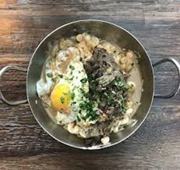 ConsumerSense's tweet photo. 4. The Yard 

This Market Square favorite has a lesser known brunch menu that will absolutely blow your mind 🤯

They offer unique items such as breakfast flatbreads, breakfast burritos, and even mac and cheese with steak, gravy, and an egg 🤤 https://t.co/O0o5Jk9rFR