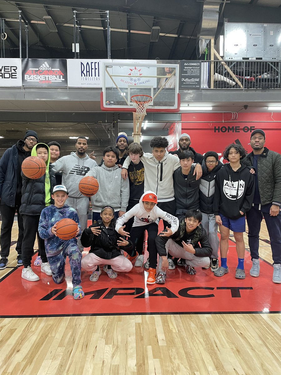 kw_titans's tweet photo. Yesterday, the Titans went over to Impact Training Centre after their game to support the next generation of superstars ⭐️ 

We had to show some love to @coachq48 KW Vipers (first pic) AND Top Tier Hoops @torontotoptier (second pic)

Thanks for having us 💙🤞🏽 https://t.co/z2BtN22OB3