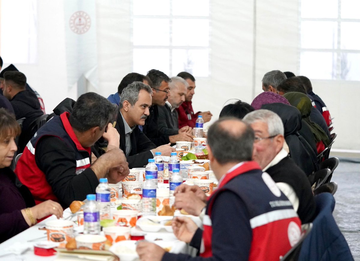 prof_mahmutozer's tweet photo. Afet bölgesinde ilk günden beri evlatlarımızın eğitimlerinin sürmesi için çalışan kahraman öğretmenlerimizle ramazan ayının bereketini paylaştık. 

📍Hatay https://t.co/HVzGydi49e