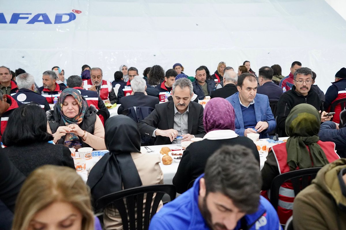 prof_mahmutozer's tweet photo. Afet bölgesinde ilk günden beri evlatlarımızın eğitimlerinin sürmesi için çalışan kahraman öğretmenlerimizle ramazan ayının bereketini paylaştık. 

📍Hatay https://t.co/HVzGydi49e