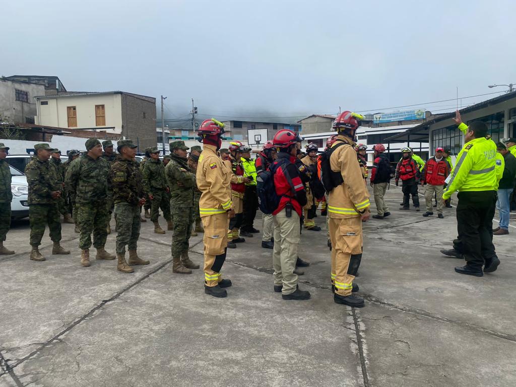 EjercitoECU's tweet photo. ✅Personal de la 11 BCB Galápagos están colaborando durante la emergencia ocasionada por el deslizamiento en el sector de Casual, Alausí, provincia de #Chimborazo. Los soldados contribuyen con el traslado de personas e implementos de primera necesidad.🤝🇪🇨 https://t.co/ybKxlW4rzW