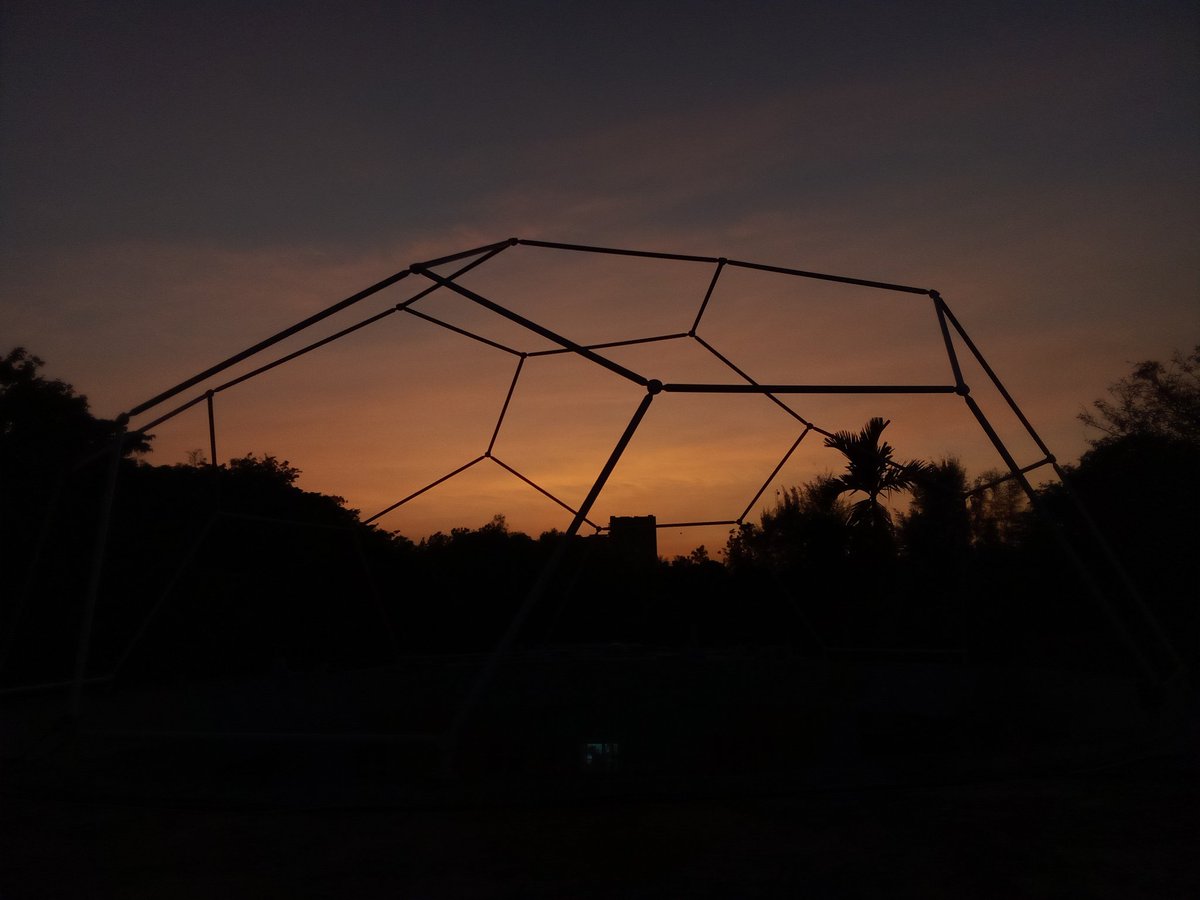 Aditya972680's tweet photo. The sky is putting on a show!
#MBGU #JNCASR https://t.co/TcHN2WRcDZ