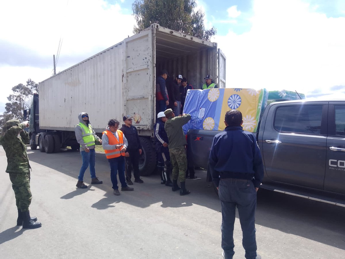 EjercitoECU's tweet photo. ✅Personal de la 11 BCB Galápagos están colaborando durante la emergencia ocasionada por el deslizamiento en el sector de Casual, Alausí, provincia de #Chimborazo. Los soldados contribuyen con el traslado de personas e implementos de primera necesidad.🤝🇪🇨 https://t.co/ybKxlW4rzW