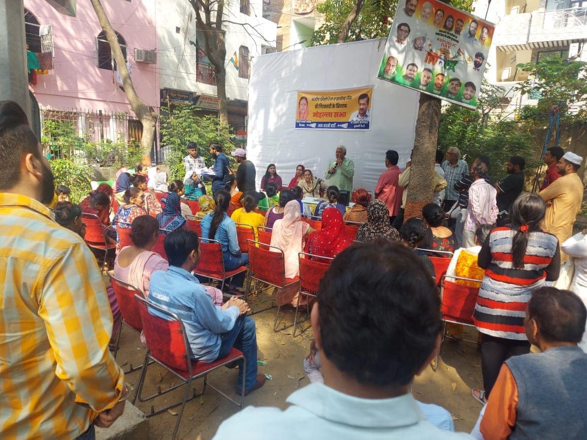 Dhanwati4AAP's tweet photo. राजौरी गार्डन विधानसभा के वार्ड 095 में मोहल्ला सभा का आयोजन कर मनीष सिसोदिया और सत्येंद्र जैन की गिरफ्तारी को लेकर क्षेत्रवासियों के साथ चर्चा की। सबने भाजपा सरकार की द्वेषपूर्ण कार्रवाई की निंदा की।। @ArvindKejriwal @AAPDelhi https://t.co/PFtIKh3UxR