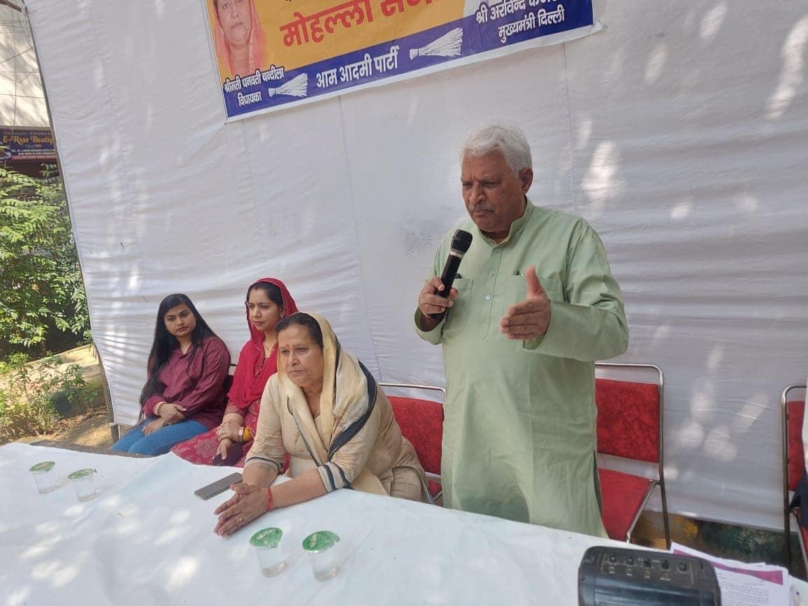 Dhanwati4AAP's tweet photo. राजौरी गार्डन विधानसभा के वार्ड 095 में मोहल्ला सभा का आयोजन कर मनीष सिसोदिया और सत्येंद्र जैन की गिरफ्तारी को लेकर क्षेत्रवासियों के साथ चर्चा की। सबने भाजपा सरकार की द्वेषपूर्ण कार्रवाई की निंदा की।। @ArvindKejriwal @AAPDelhi https://t.co/PFtIKh3UxR