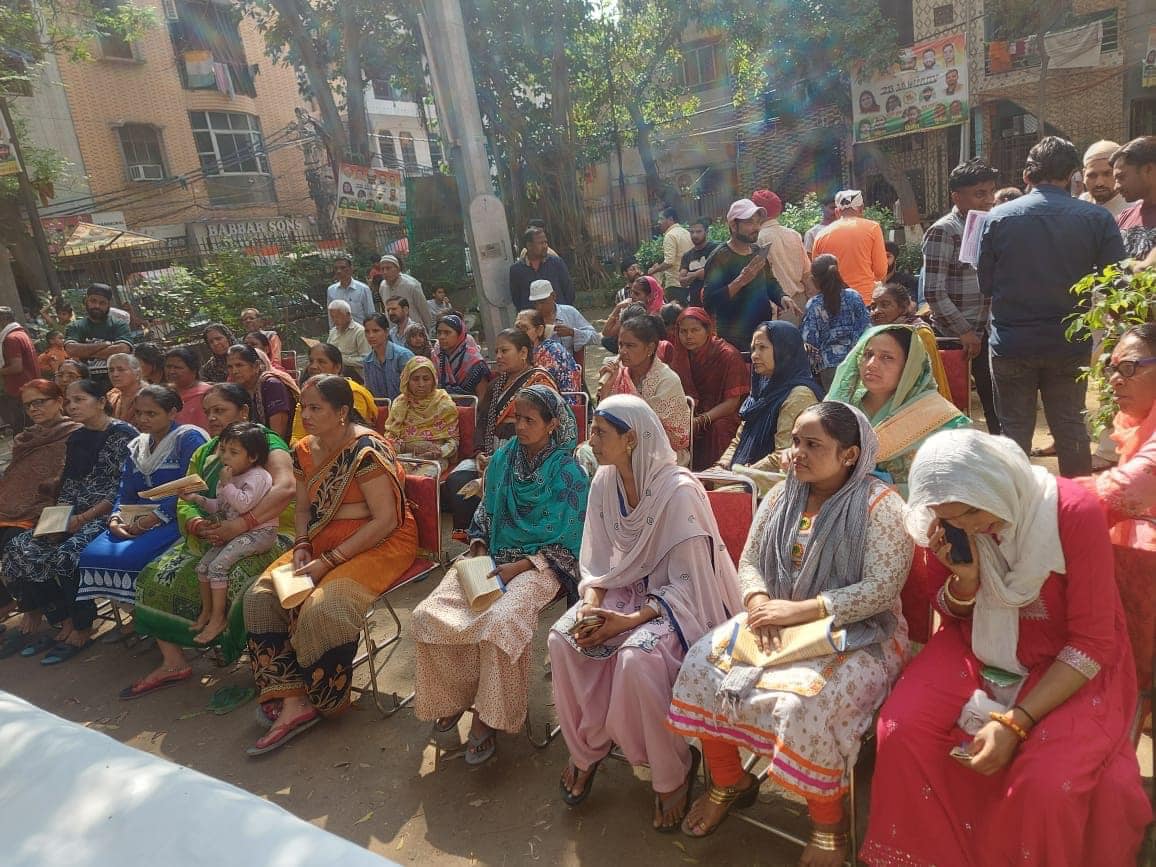 Dhanwati4AAP's tweet photo. राजौरी गार्डन विधानसभा के वार्ड 095 में मोहल्ला सभा का आयोजन कर मनीष सिसोदिया और सत्येंद्र जैन की गिरफ्तारी को लेकर क्षेत्रवासियों के साथ चर्चा की। सबने भाजपा सरकार की द्वेषपूर्ण कार्रवाई की निंदा की।। @ArvindKejriwal @AAPDelhi https://t.co/PFtIKh3UxR