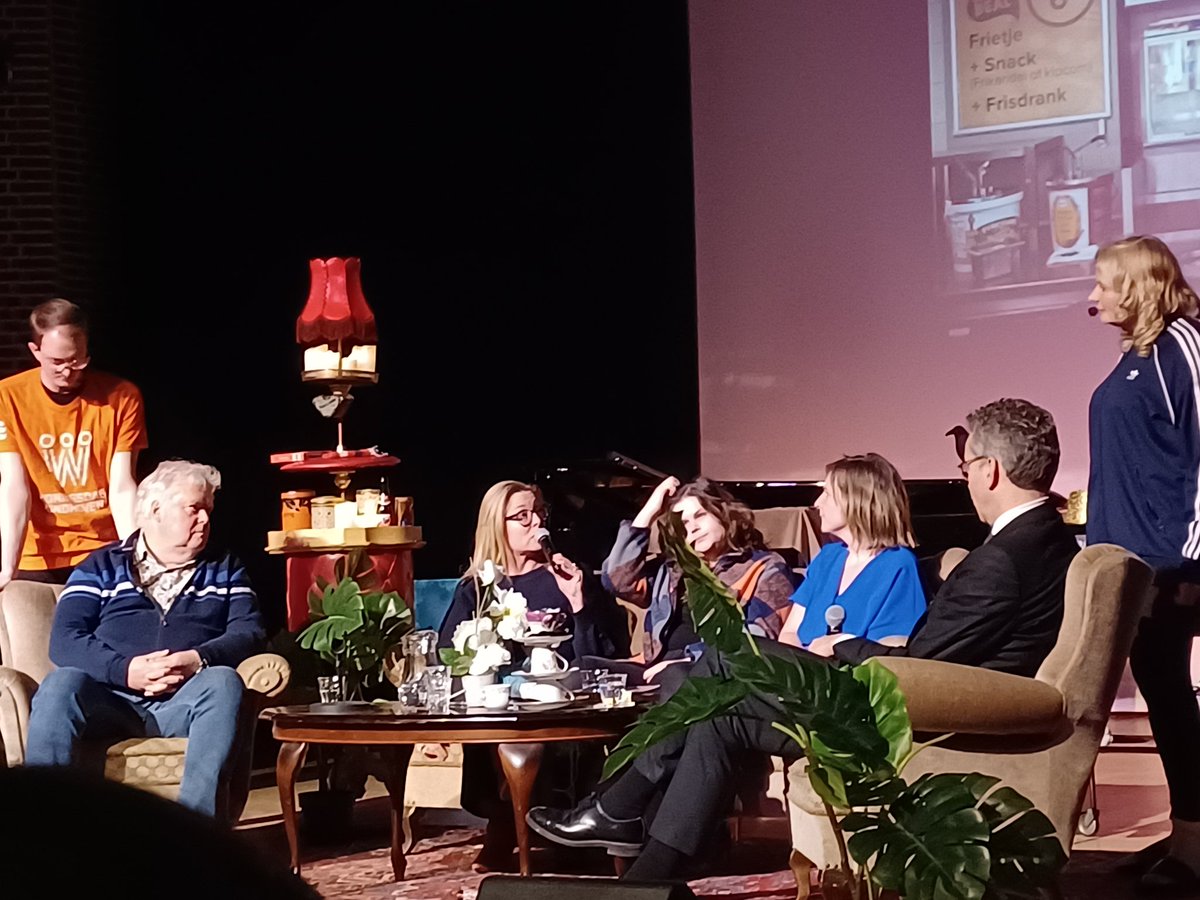 Start van het pact Woensel Zuid, nu een panelgesprek waarbij Caroline onze directeur @FontysFHSS de wens uitspreekt dat we het nu echt anders gaan doen voor de inwoner!