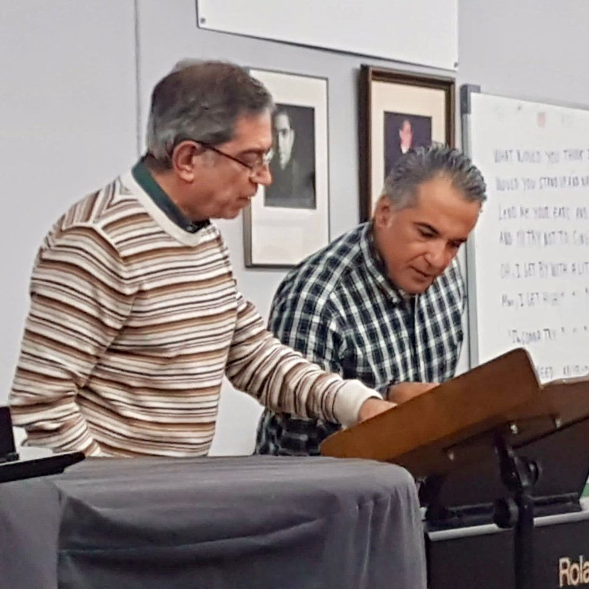 OrfeoValencia's tweet photo. Col.laboració de mestres en la recta final dels assajos del #RequiemVerdi que cantarem l'1 d'abril amb l'Orquesta Filarmónica Fundación Ciudad de Requena dirigits per Francisco Melero i Josep Lluís Valldecabres.
Venda d'entrades:
https://t.co/1orgwl7i50 https://t.co/aT6gKDY2Kw