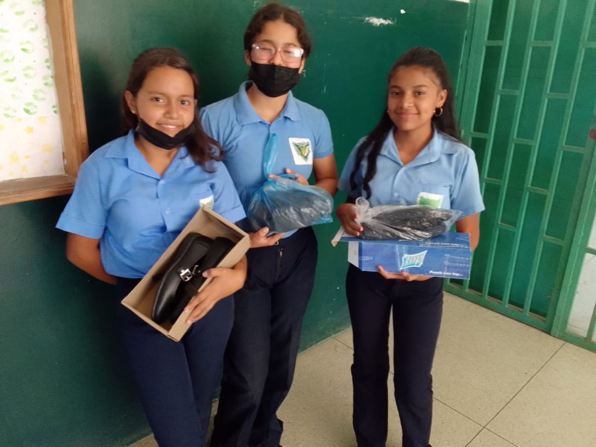 Con alegría y amor los estudiantes del Liceo Ribas continúan recibiendo sus zapatos, cumpliendo las líneas Orientadoras de nuestro gobierno.  En #Ribas y #Aragua  la educación no se detiene.  <a href="/_LaAvanzadora/">Yelitze Santaella</a> <a href="/_NancyOrtuno_/">Nancy Ortuño Rojas</a> <a href="/leoalvacabrera/">Prof. Leonardo Alvarado</a> <a href="/MYovao120/">Yobany Marchena</a>