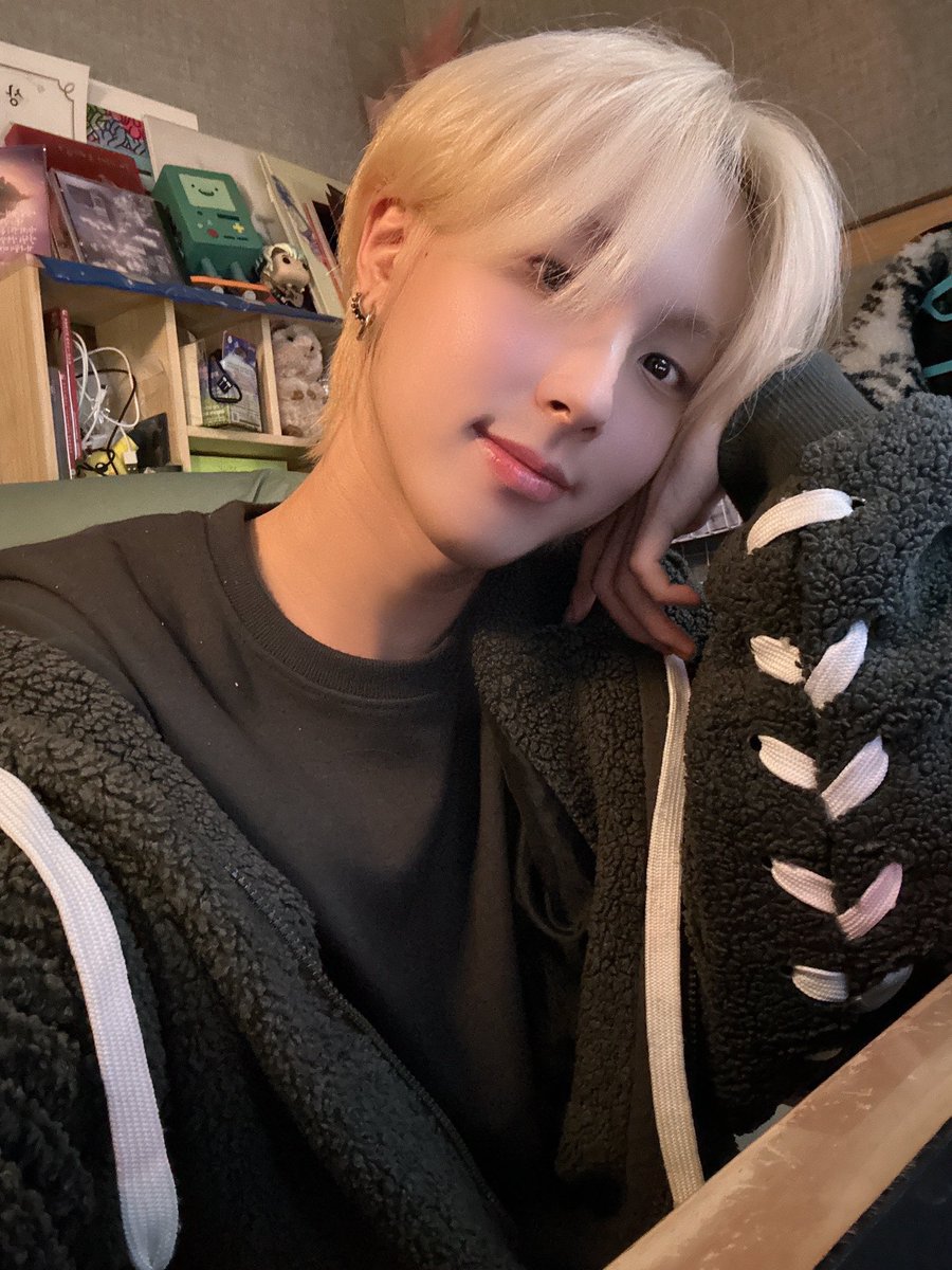 starrycya's tweet photo. CRYING SCREAMING BAWLING HOWLING SHOUTING HOLLERING IN THE MIDDLE OF THE SUBWAY https://t.co/5vDbsJLKgj