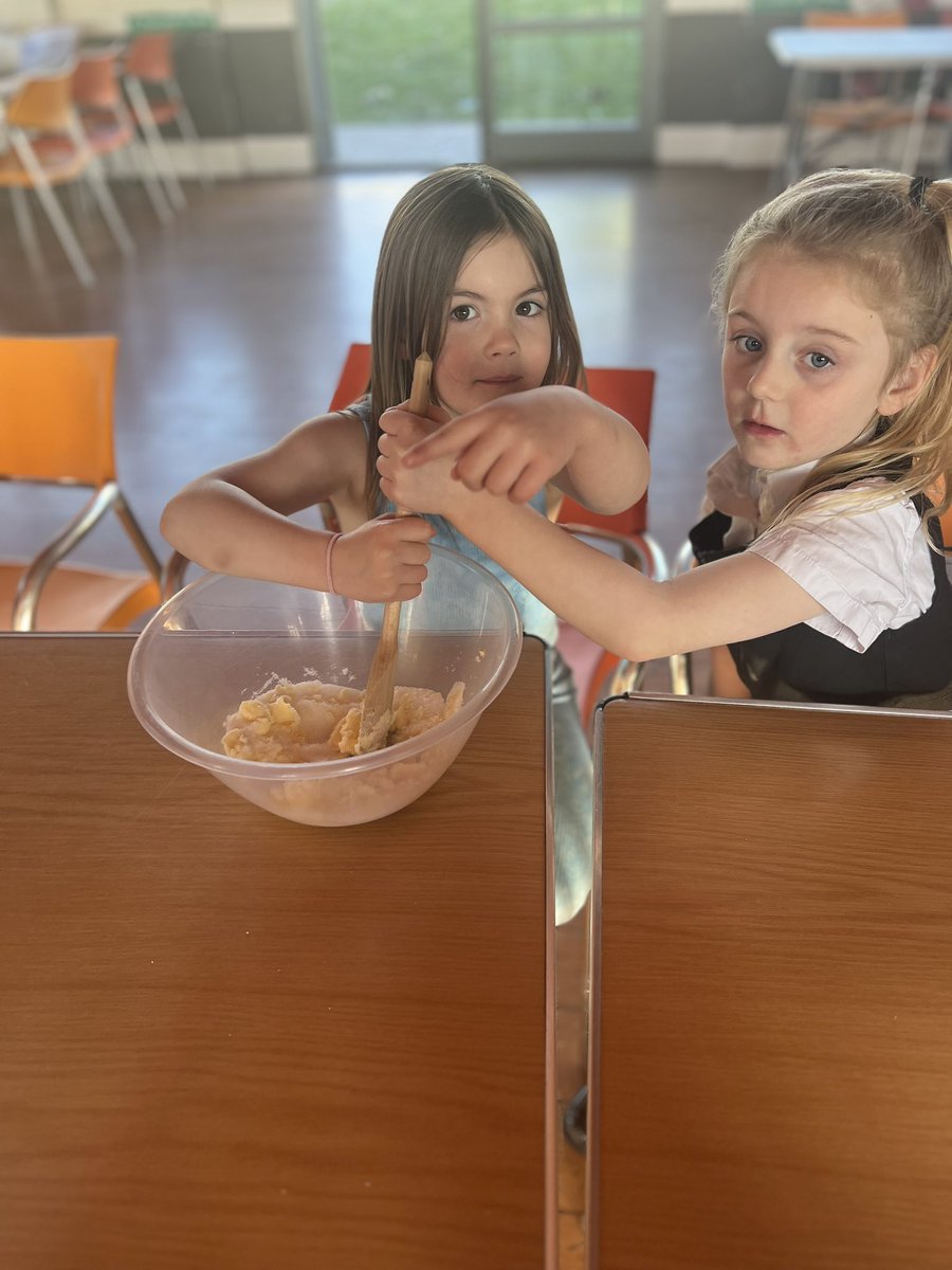 ERAGLENBURN's tweet photo. 🟡 SKOOLZ OUT 🟡 

Today @ SKOOLZOUT  The children made loads and loads of mess whilst making cup cakes / fairy cakes (both names get used). Safe to say there was loads of smiles and tasty cakes too.👅the adults had fun eating them too #funbaking #baking @GlasgowCC @Glasgow_Live https://t.co/PIOSSRn2mQ