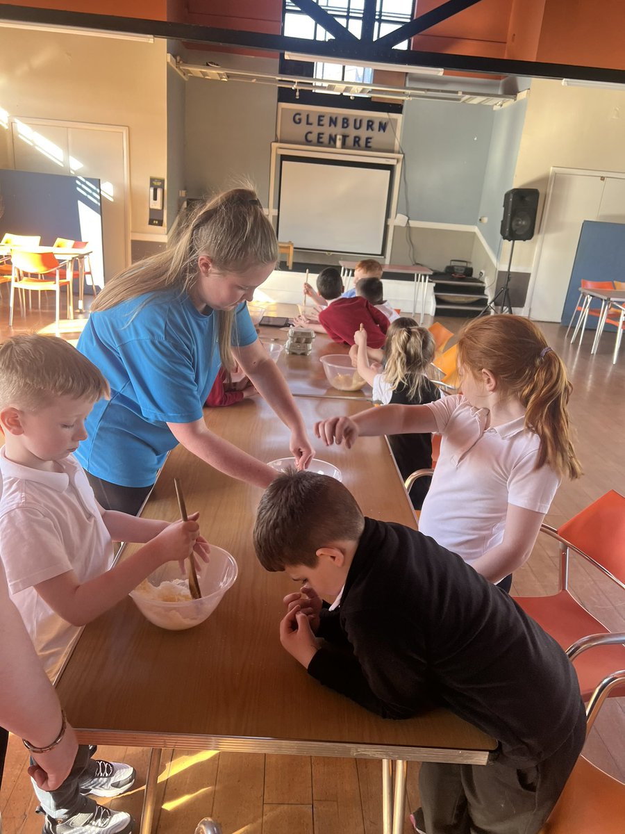 ERAGLENBURN's tweet photo. 🟡 SKOOLZ OUT 🟡 

Today @ SKOOLZOUT  The children made loads and loads of mess whilst making cup cakes / fairy cakes (both names get used). Safe to say there was loads of smiles and tasty cakes too.👅the adults had fun eating them too #funbaking #baking @GlasgowCC @Glasgow_Live https://t.co/PIOSSRn2mQ