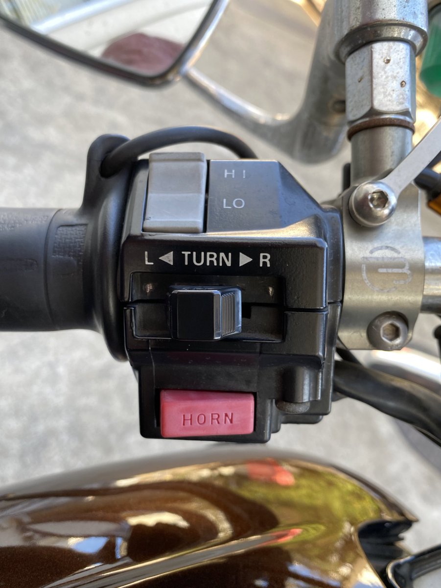 Hmax1310's tweet photo. 巷で流行りのバイクに乗ってみた。
右左折のたび、
下手ッぴライダーに変すぃん！
／
beep-beep！
＼
う～ん😩
コレはちょっと無いわあ～

← 「ebe∟😩　　　　😁正解→

#ワイは指が短いんじゃよ
#グローバルモデルは正解？
#日本じゃウィンカーの方を使うのよ
#もちろんVmaxは正解 https://t.co/SqfpqsfiJd
