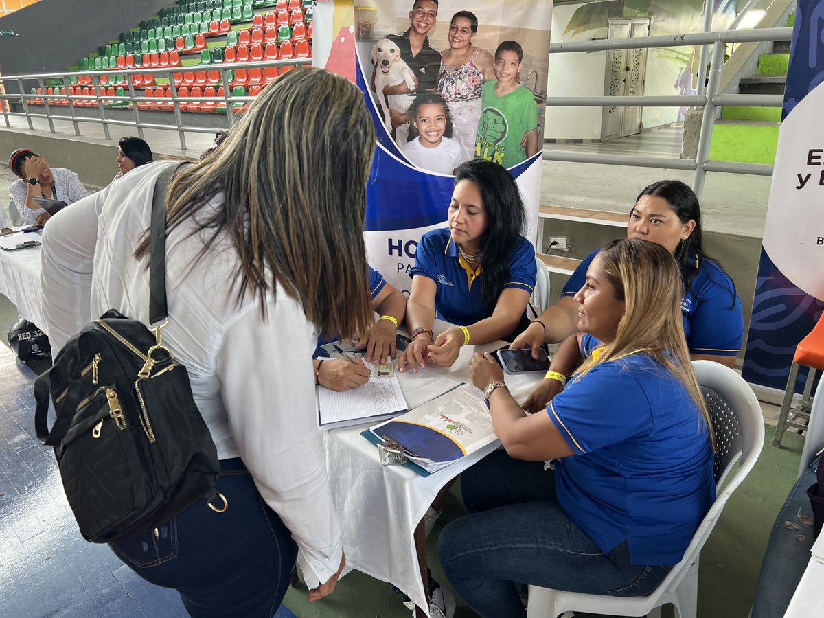 EdubaBca's tweet photo. En el marco de la visita del señor presidente @petrogustavo  en compañía de la
@UnidadVictimas a Barrancabermeja, en donde pagaron indemnizaciones judiciales a casi 8.000
víctimas de tres grupos paramilitares, expusimos nuestra oferta de servicios a los asistentes al evento. https://t.co/X0LT4ARqws