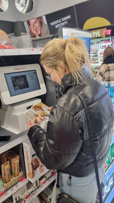 kiedy ukradkiem zerkniesz jakie zdjęcia sobie drukują ludzie xDDD https://t.co/akYIO26oJm