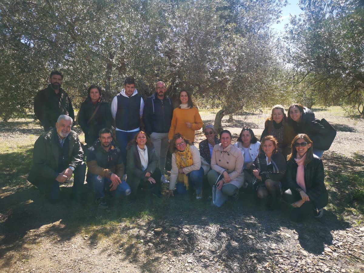 costabrava's tweet photo. A formar-nos! Avui treballant la creació i comercialització de producte oleoturístic a Espolla amb @Masramon #InCostaBrava #FormacioGi https://t.co/sMT7OGa4Fm