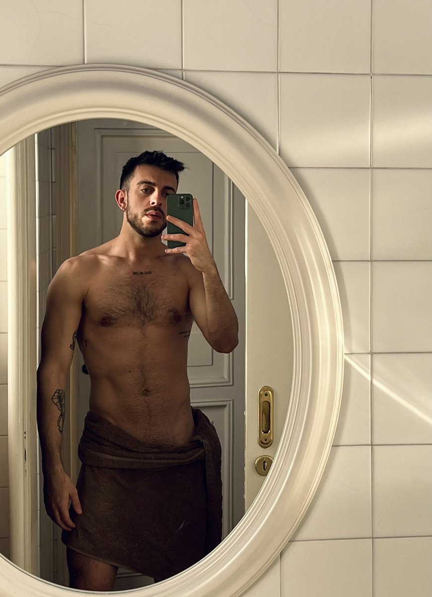 elcastellito's tweet photo. Shower time 💦 https://t.co/VlqanmHFkH