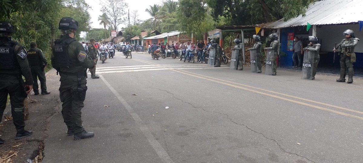 PoliciaDECOR's tweet photo. En el municipio de la #Apartada con nuestra capacidad institucional, garantizamos la seguridad en el marco de la manifestación pública y pacífica, los usuarios viales podrán transitar por estás rutas alternas 
Planeta Rica - Sincelejo
Monteria - Apartadó.
#DiosYPatria https://t.co/k75RvBMdwB