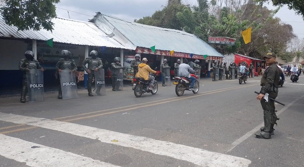 PoliciaDECOR's tweet photo. En el municipio de la #Apartada con nuestra capacidad institucional, garantizamos la seguridad en el marco de la manifestación pública y pacífica, los usuarios viales podrán transitar por estás rutas alternas 
Planeta Rica - Sincelejo
Monteria - Apartadó.
#DiosYPatria https://t.co/k75RvBMdwB