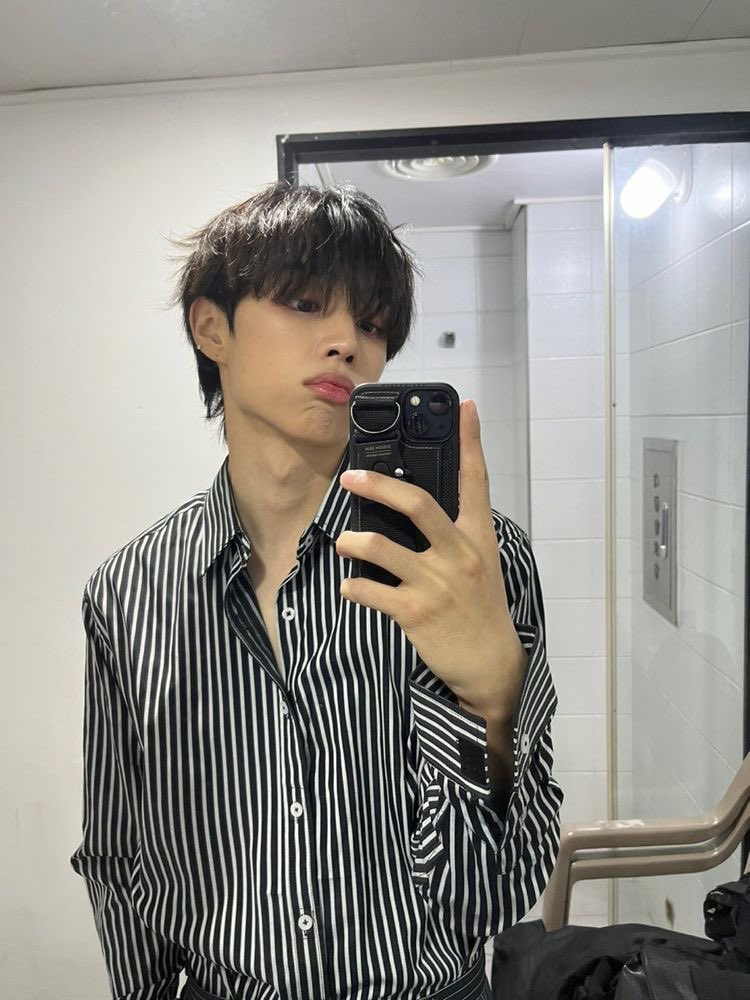 sunwbott's tweet image. holaa soy un nuevo böt de sunwoo de #THEBOYZ y estoy aquí para recordarte lo orgulloso que estoy de ti 
me puedes arrobar (@) o ir a mi dm siempre que lo necesites, no olvides que te amo !