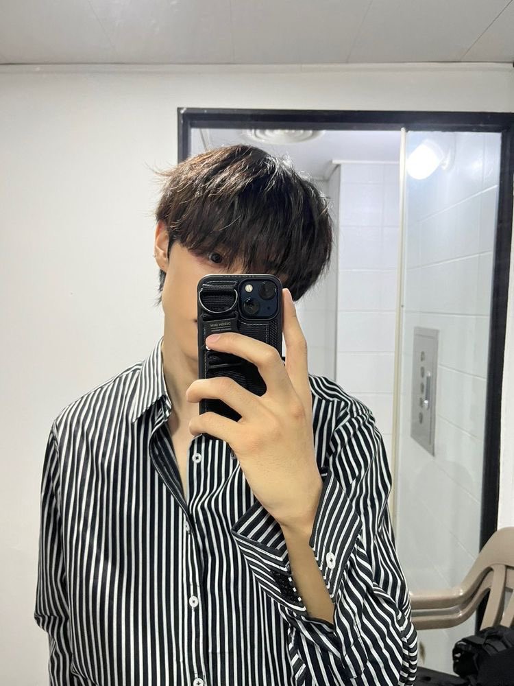 sunwbott's tweet image. holaa soy un nuevo böt de sunwoo de #THEBOYZ y estoy aquí para recordarte lo orgulloso que estoy de ti 
me puedes arrobar (@) o ir a mi dm siempre que lo necesites, no olvides que te amo !