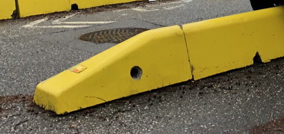 generation_hex's tweet photo. @NoWayNoHow7 @GotBagels @TheChandlerDude @jillreports @CityofVancouver So your galaxy brain opinion is that a 2.5 tonne vehicle did a rail-slide across this still fresh-looking painted curb? Really? Sir...your brain, it's not a good brain. https://t.co/sMDt0eb5lj