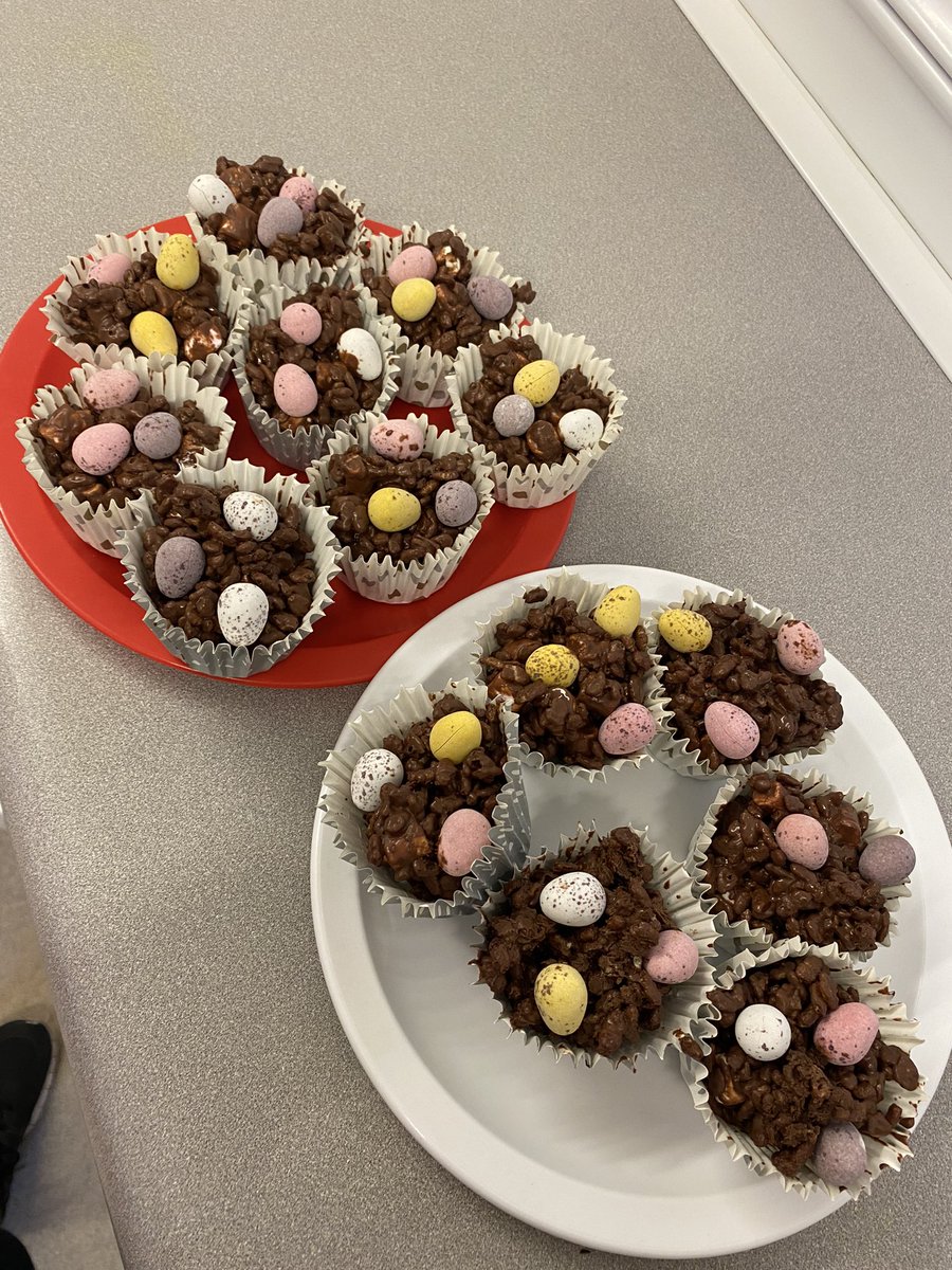 The ladies joined in with a charity cake sale at the hospital. They made marshmallow and chocolate rice Krispy cakes 😍 #wonderfulweaver #teamweaver <a href="/GemmaNewton17/">Gemma Newton</a> <a href="/taryn_lingham/">Tαɾყɳ 💙</a> <a href="/danpen321/">Danielle Clarke</a> <a href="/Mersey_Care/">Mersey Care NHS FT 🏳️‍🌈</a> <a href="/Melissa_sheff/">Melissa Sheffield</a>