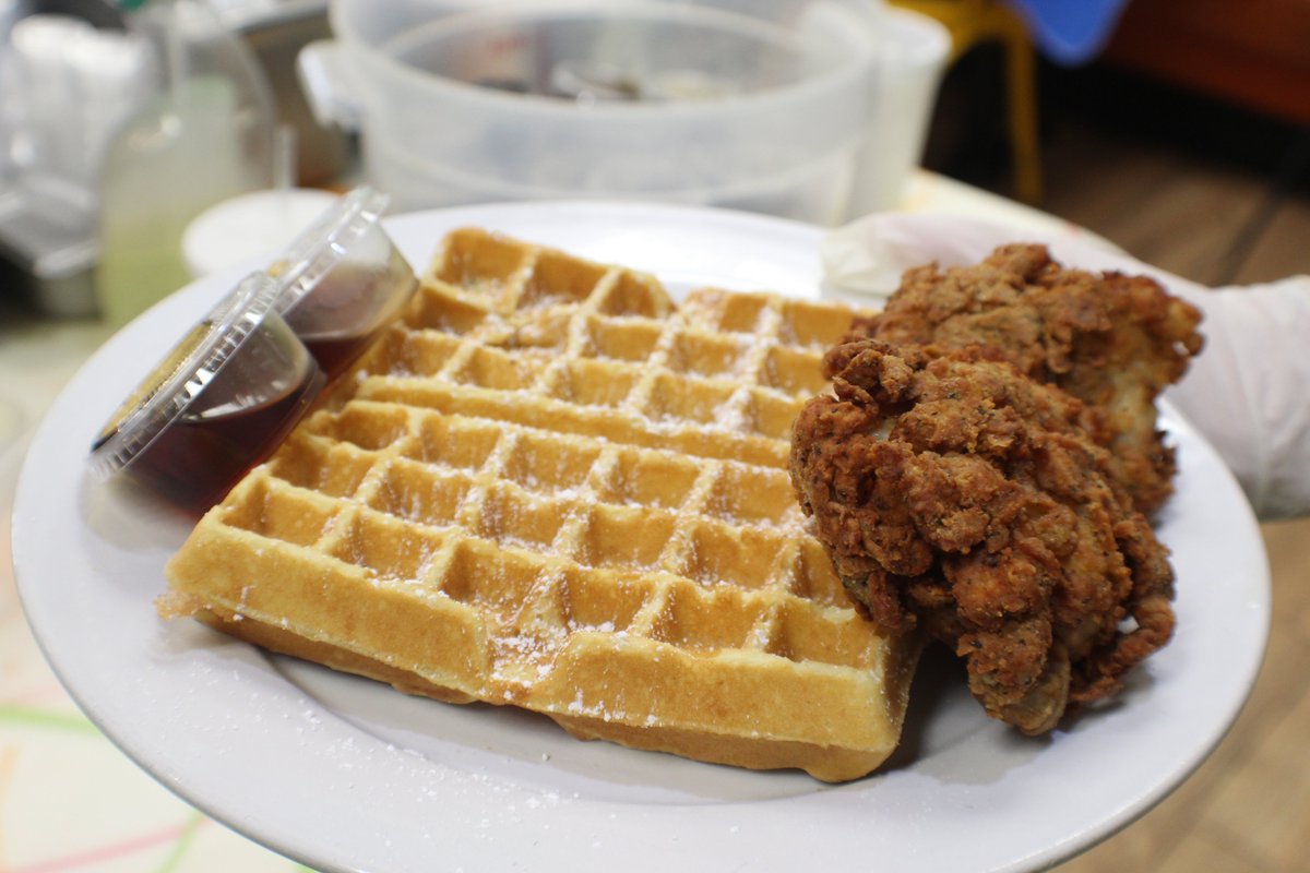 fkyourdiet's tweet photo. What's for lunch? Or should we say brunch! We're feeling some chimken and waffles. 🐔🥞 #breakfast #lunch #waffles #chicken #food https://t.co/j0Zf8ao8ps