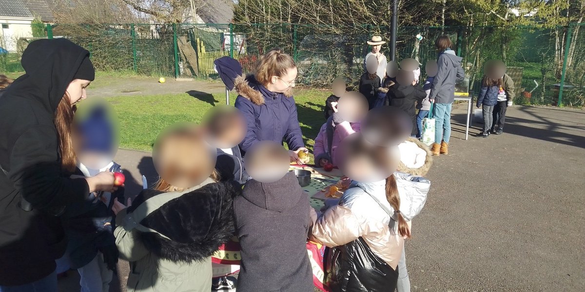 LouiseMichelVDR's tweet image. Intervention des #maraichers des #hautsprés de @valdereuil_info auprès des élèves de #CE1. Au menu, smoothie maison fabriqué à la force des mollets, étude de la biomasse et des êtres vivants du potager. @Apprenante27