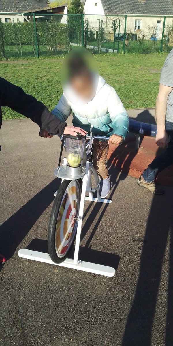 LouiseMichelVDR's tweet image. Intervention des #maraichers des #hautsprés de @valdereuil_info auprès des élèves de #CE1. Au menu, smoothie maison fabriqué à la force des mollets, étude de la biomasse et des êtres vivants du potager. @Apprenante27