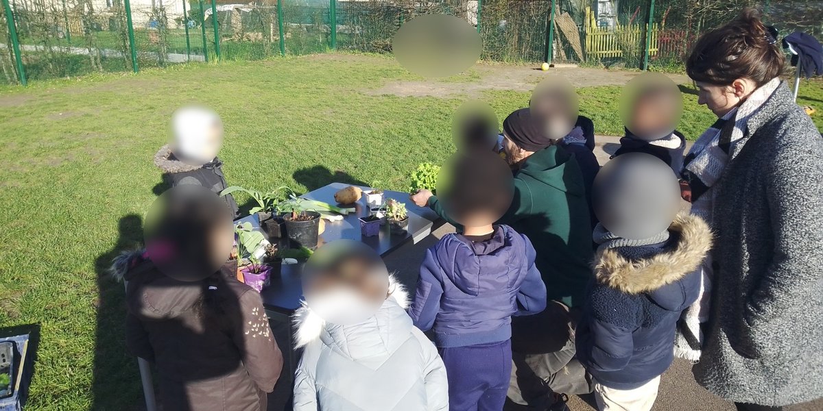 LouiseMichelVDR's tweet image. Intervention des #maraichers des #hautsprés de @valdereuil_info auprès des élèves de #CE1. Au menu, smoothie maison fabriqué à la force des mollets, étude de la biomasse et des êtres vivants du potager. @Apprenante27