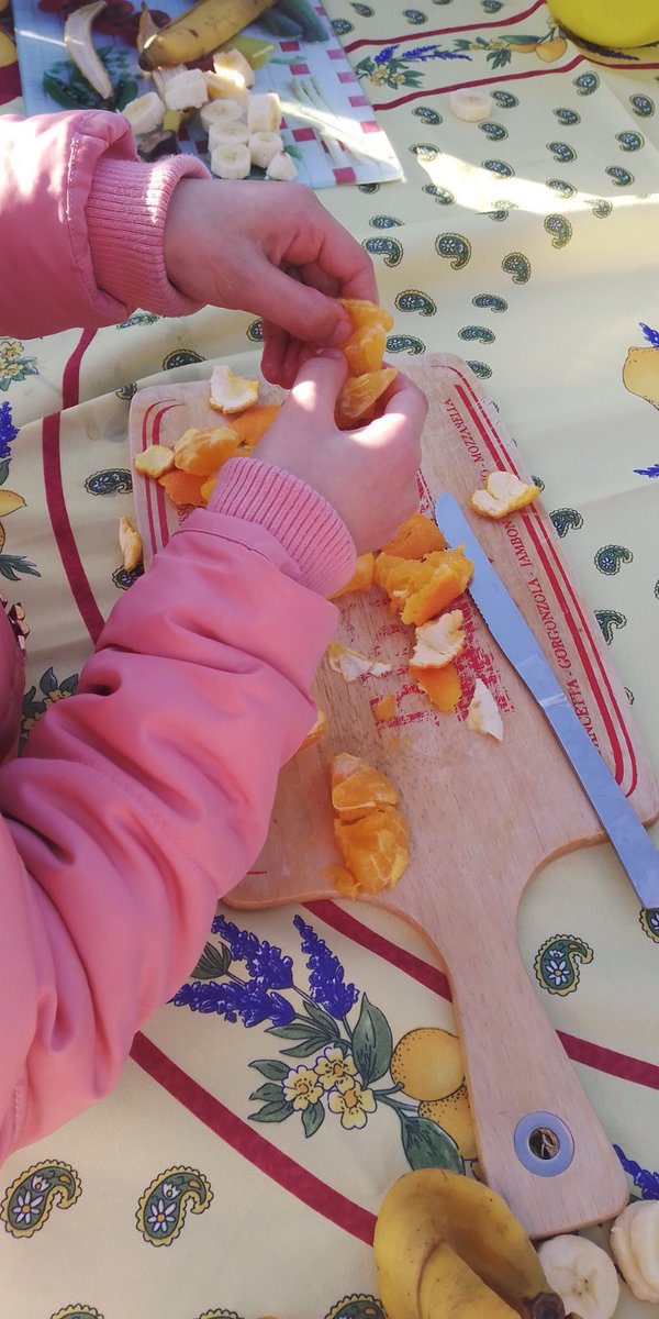 LouiseMichelVDR's tweet image. Intervention des #maraichers des #hautsprés de @valdereuil_info auprès des élèves de #CE1. Au menu, smoothie maison fabriqué à la force des mollets, étude de la biomasse et des êtres vivants du potager. @Apprenante27